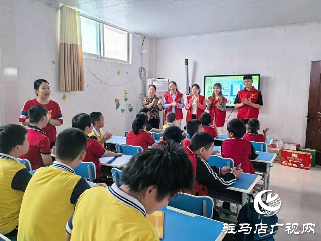 中共新蔡縣委黨校開展“牽起愛心之手，同看美麗風(fēng)景”愛心助殘志愿服務(wù)活動