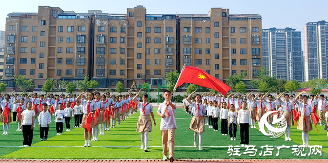 駐馬店經(jīng)濟開發(fā)區(qū)金雀路小學舉行“紅領巾愛祖國”新隊員入隊儀式