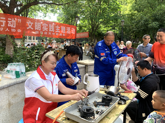 駐馬店經(jīng)濟開發(fā)區(qū)紅十字天中救援隊開展便民服務進社區(qū)活動
