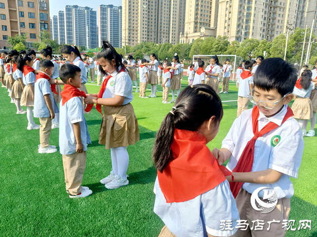 駐馬店經(jīng)濟開發(fā)區(qū)金雀路小學舉行“紅領巾愛祖國”新隊員入隊儀式