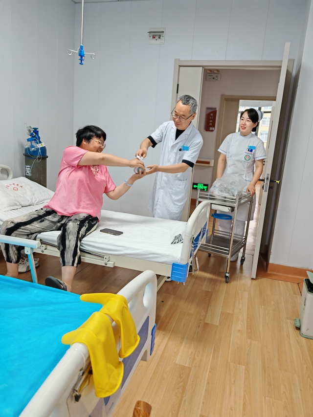 粽香傳情，醫(yī)患共暖：駐馬店市第二中醫(yī)院腦病一科端午病房送安康