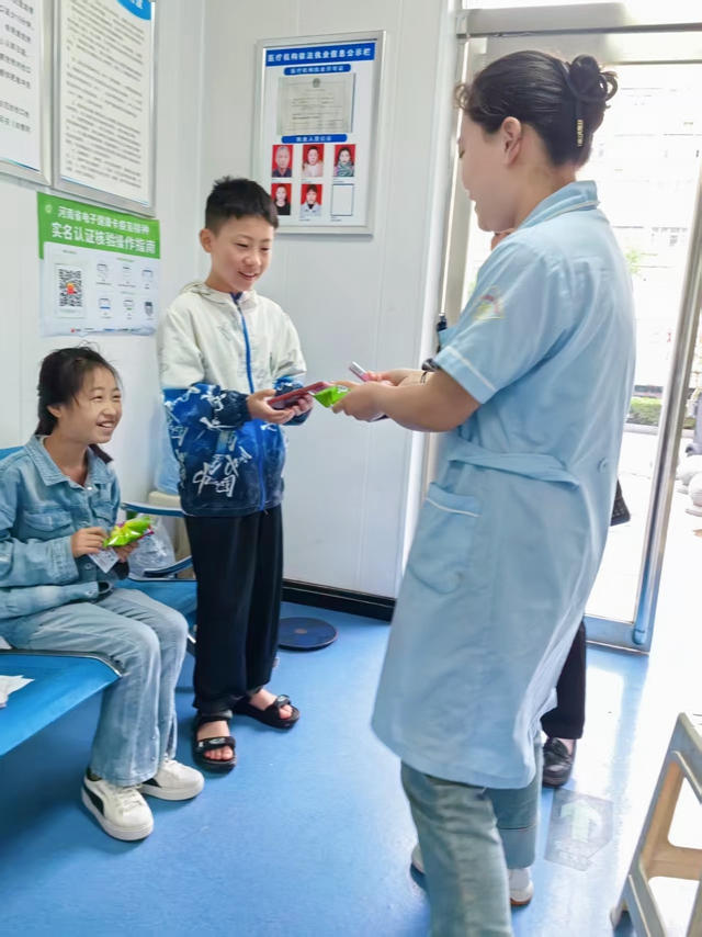 禮物傳情，醫(yī)者童心：這個兒童節(jié)很溫暖