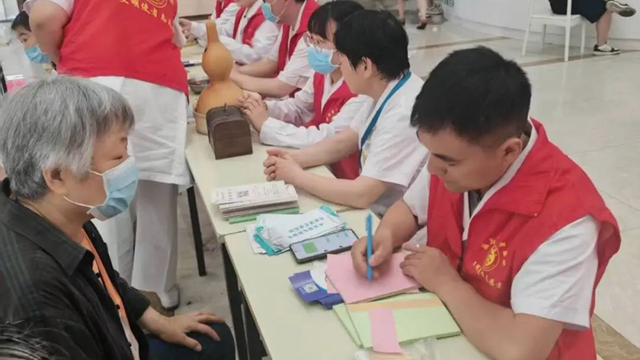 駐馬店市中醫(yī)院開展2025年人體器官捐獻志愿服務(wù)月暨愛眼日聯(lián)合義診活動