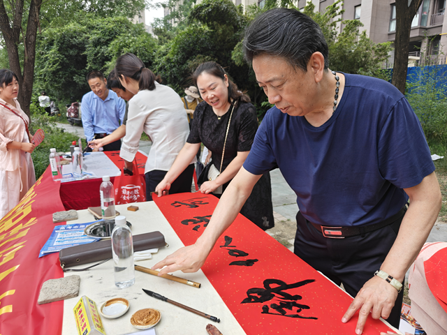 駐馬店市書畫研究院開展高考送祝?；顒?dòng)