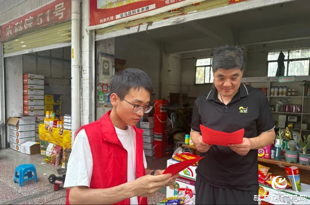 普法宣傳入商鋪 筑牢種業(yè)安全線 ——市農科院開展誠信經營宣傳活動守護秋播用種安全