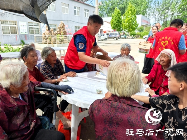 平輿縣身邊好人協(xié)會(huì)走進(jìn)土店村開展移風(fēng)易俗主題宣講活動(dòng)