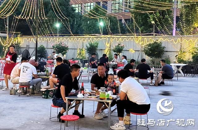 駐馬店市市場(chǎng)監(jiān)管局經(jīng)濟(jì)開(kāi)發(fā)區(qū)分局突擊抽檢夜市燒烤店