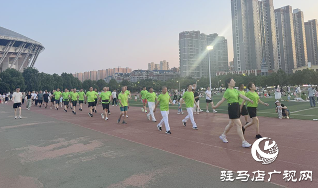 百人踏歌燃動天中夏夜！駐馬店健步團走出健身新潮流