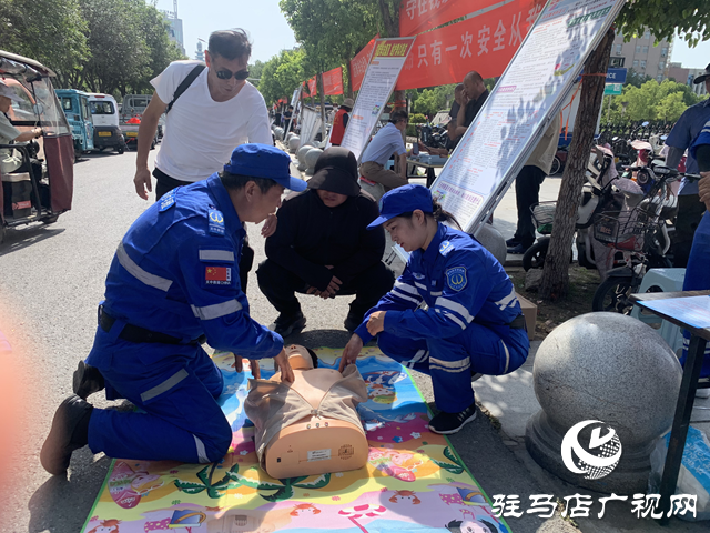 駐馬店天中救援隊(duì)街頭“開課” 市民爭學(xué)安全“救命招”