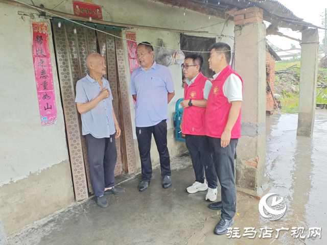 驛城區(qū)朱古洞鄉(xiāng)：雨中巡查防風(fēng)險(xiǎn) 筑牢防線保民安