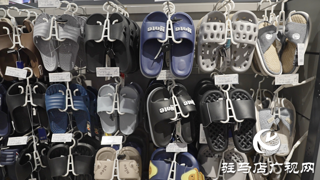夏日街頭“涼拖經(jīng)濟(jì)”爆火！洞洞鞋銷量激增