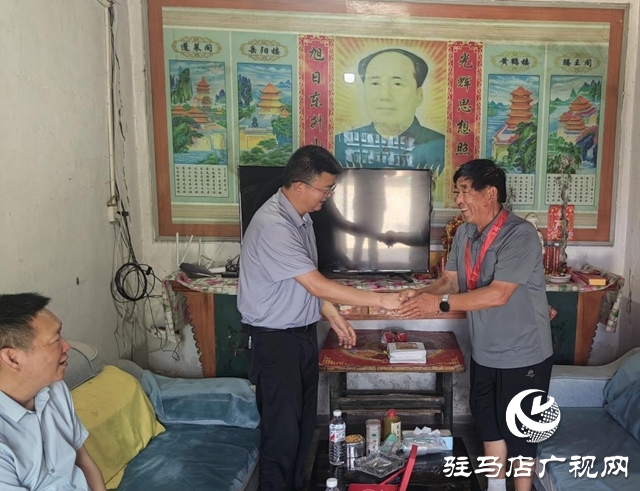 泌陽縣下碑寺鄉(xiāng)開展“光榮在黨50年”紀(jì)念章頒發(fā)活動(dòng)