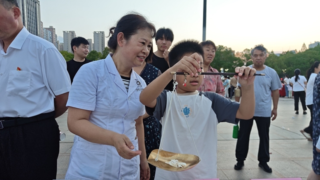 中醫(yī)藥文化夜市點亮城市夜生活，傳統(tǒng)與現(xiàn)代共譜健康新樂章