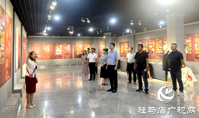 驛城區(qū)統(tǒng)一戰(zhàn)線成員參觀臺灣光復(fù)80周年圖片展