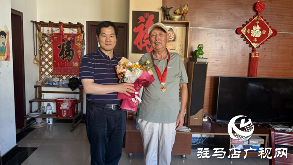  承五十載榮光 賡續(xù)新時代使命——駐馬店職業(yè)技術學院黨委書記帶隊走訪慰問“光榮在黨50年”老黨員