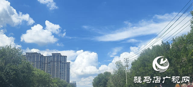 晴空萬里映初心 藍(lán)天白云繪新卷