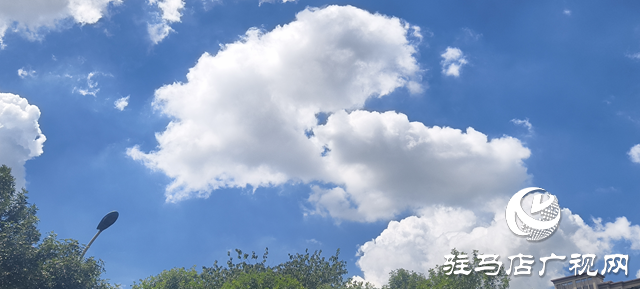 晴空萬里映初心 藍(lán)天白云繪新卷