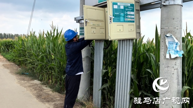 國網(wǎng)平輿縣供電公司：服務(wù)到井臺 保電助抗旱
