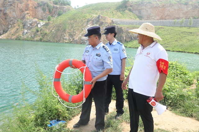 民警靠前“盯梢”護安全 巡查筑牢“安全網(wǎng)”守平安