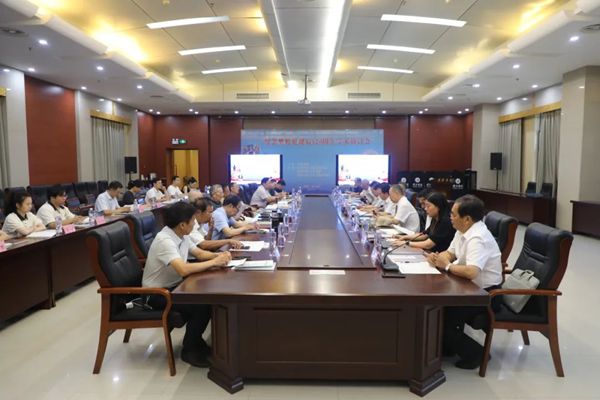 黃淮學(xué)院舉辦紀(jì)念樊粹庭誕辰120周年學(xué)術(shù)研討會(huì)  通訊員朱鴻飛趙歌平朱施霖 黃玲莉郭永勤  樊粹庭（1905-1966），河南遂平人，是中國(guó)現(xiàn)代豫劇的奠基人、改革家、教育家和豫劇作家，被譽(yù)為“現(xiàn)代豫劇之父”。樊粹庭在傳統(tǒng)豫劇的基礎(chǔ)上，吸收京劇、話劇等藝術(shù)形式的優(yōu)點(diǎn)，對(duì)豫劇的劇本、表演、音樂(lè)、舞美等進(jìn)行全面改革，使其更符合現(xiàn)代觀眾的審美需求。同時(shí)，樊粹庭重視戲曲教育，致力于培養(yǎng)新一代豫劇演員，為豫劇的傳承奠定了堅(jiān)實(shí)基礎(chǔ)。他還創(chuàng)作了《凌云志》《義烈風(fēng)》《三拂袖》等大量經(jīng)典豫劇作品。  7月26日上午，正值第十一屆黃河戲劇節(jié)即將在駐馬店舉行之際，黃淮學(xué)院舉辦了“紀(jì)念樊粹庭誕辰120周年學(xué)術(shù)研討會(huì)”。本次研討會(huì)由黃淮學(xué)院文化傳媒學(xué)院、天中書院及天中文化研究院聯(lián)合承辦，來(lái)自中山大學(xué)、中國(guó)戲曲學(xué)院、河南大學(xué)等高等院校和河南省文化藝術(shù)研究院、駐馬店市樊粹庭豫劇文化促進(jìn)會(huì)的專家學(xué)者、文化傳媒學(xué)院部分青年博士以及信陽(yáng)師范大學(xué)的部分研究生參加了本次研討會(huì)。  黃淮學(xué)院黨委副書記、工會(huì)主席曹忠義教授致歡迎辭。  駐馬店市樊粹庭豫劇文化促進(jìn)會(huì)名譽(yù)會(huì)長(zhǎng)張德軒通報(bào)了駐馬店樊粹庭豫劇文化促進(jìn)會(huì)的工作情況及主要成果。  在主旨發(fā)言環(huán)節(jié)，中山大學(xué)康保成教授回顧了自己深受樊粹庭創(chuàng)作觸動(dòng)、投身樊粹庭研究的經(jīng)歷，介紹了樊粹庭研究的新資料，分享了關(guān)于現(xiàn)代戲曲改革的思考；河南大學(xué)張大新教授以《論樊粹庭對(duì)中國(guó)近現(xiàn)代戲劇變革的獨(dú)特貢獻(xiàn)》為題，從四個(gè)方面全面介紹了樊粹庭戲劇改革的理念和實(shí)踐，分析了樊戲的進(jìn)步思想和人文內(nèi)涵，充分肯定了樊粹庭在中國(guó)近百年戲劇改革中的重要地位；中國(guó)戲曲學(xué)院謝柏樑教授從樊粹庭的歷史定位、對(duì)后世劇作家的啟示等角度討論了樊粹庭在中國(guó)戲劇文化史上的意義。    在交流研討環(huán)節(jié)，來(lái)自河南大學(xué)、河南省文化藝術(shù)研究院、駐馬店樊粹庭豫劇文化促進(jìn)會(huì)的十余位參會(huì)代表圍繞樊粹庭的藝術(shù)思想、豫劇的創(chuàng)新發(fā)展等話題進(jìn)行了熱烈討論，高度評(píng)價(jià)了愛(ài)國(guó)主義劇作家樊粹庭的一生，深入探討了樊粹庭的戲曲改革理論?，F(xiàn)場(chǎng)討論氛圍熱烈，各位參會(huì)代表在交流中碰撞出智慧的火花。  此次研討會(huì)的舉辦，不僅為豫劇文化研究領(lǐng)域的專家學(xué)者搭建了高效交流平臺(tái)，也為樊粹庭藝術(shù)思想的深度挖掘與系統(tǒng)闡釋開(kāi)辟了新路徑，為豫劇這一國(guó)家級(jí)非物質(zhì)文化遺產(chǎn)在當(dāng)代的創(chuàng)造性轉(zhuǎn)化、創(chuàng)新性發(fā)展注入了學(xué)術(shù)動(dòng)能。