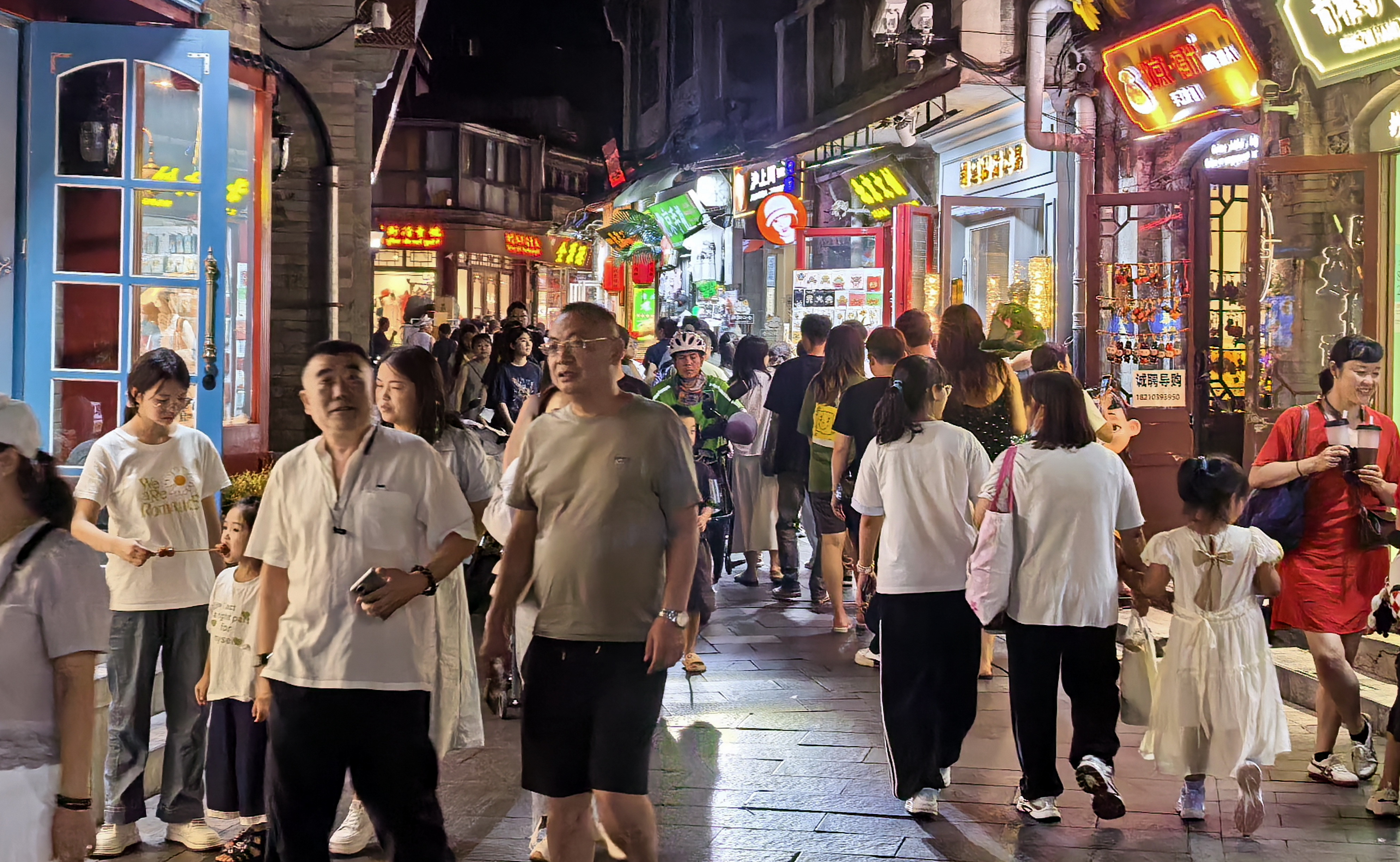 消費(fèi)場(chǎng)景持續(xù)上新 夜間“黃金4小時(shí)”創(chuàng)造暑期經(jīng)濟(jì)新增量