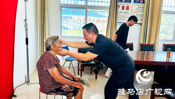 定格歲月溫情 傳承孝善文化——駐馬店兩家愛心企業(yè)聯(lián)合為萬金店鎮(zhèn)土店村老人免費拍攝證件照