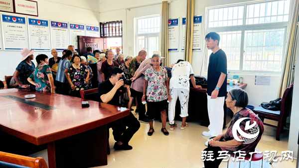 定格歲月溫情 傳承孝善文化——駐馬店兩家愛心企業(yè)聯(lián)合為萬金店鎮(zhèn)土店村老人免費拍攝證件照