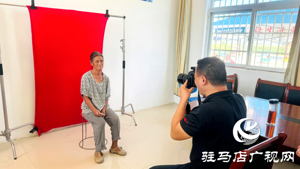 定格歲月溫情 傳承孝善文化——駐馬店兩家愛心企業(yè)聯(lián)合為萬金店鎮(zhèn)土店村老人免費拍攝證件照