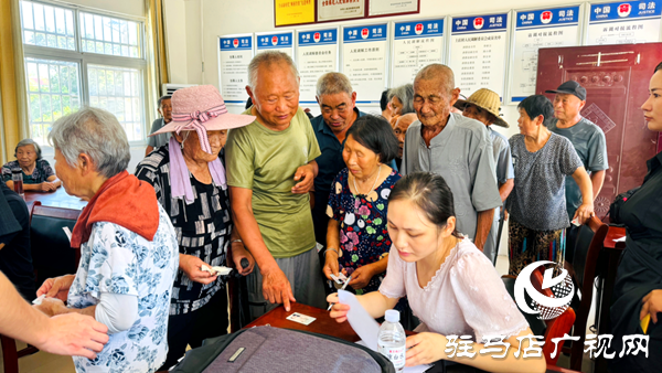 定格歲月溫情 傳承孝善文化——駐馬店兩家愛心企業(yè)聯(lián)合為萬金店鎮(zhèn)土店村老人免費拍攝證件照
