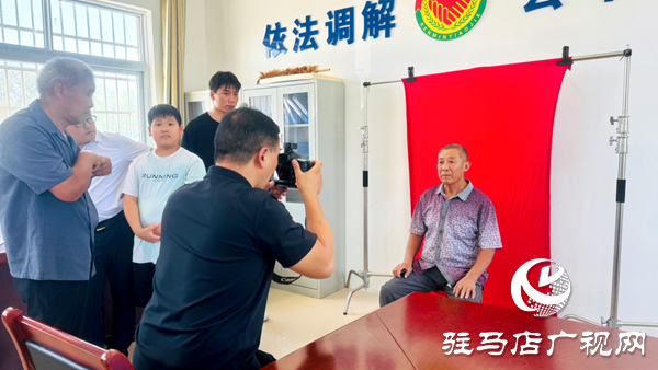 定格歲月溫情 傳承孝善文化——駐馬店兩家愛心企業(yè)聯(lián)合為萬金店鎮(zhèn)土店村老人免費拍攝證件照