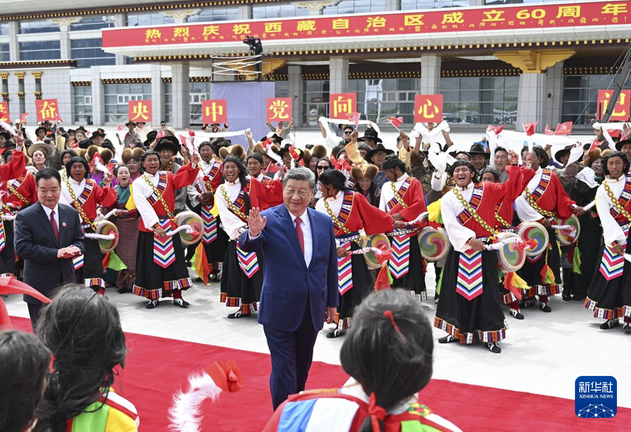 習(xí)近平在出席西藏自治區(qū)成立60周年慶?；顒雍蠓祷乇本? /></p>
<p>8月21日，中共中央總書記、國家主席、中央軍委主席習(xí)近平在拉薩出席西藏自治區(qū)成立60周年慶祝活動后，乘專機返回北京。這是習(xí)近平在拉薩貢嘎機場向前來歡送的各族群眾揮手致意。新華社記者 郝昭 攝</p>
<p>蔡奇、何立峰、王小洪及中央和國家機關(guān)有關(guān)部門負責(zé)同志等同機返回。</p>
			<p class=