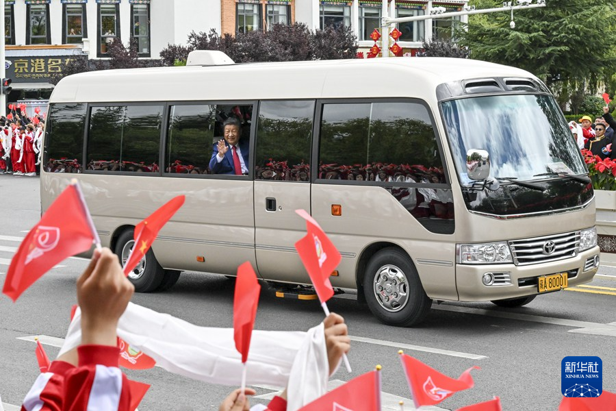 習(xí)近平在出席西藏自治區(qū)成立60周年慶?；顒?dòng)后返回北京