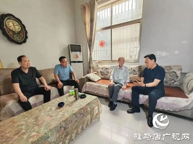 西平縣委書記侯公濤看望慰問抗戰(zhàn)老戰(zhàn)士并發(fā)放紀(jì)念章