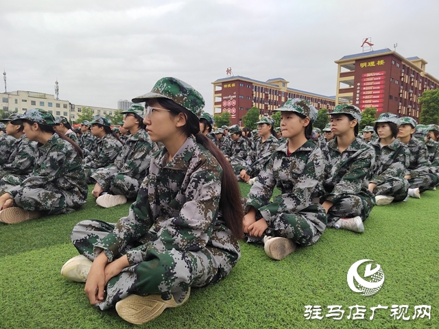 駐馬店市樹(shù)人高級(jí)中學(xué)：2025級(jí)高一新生迎來(lái)了高中生活的第一課——軍訓(xùn)