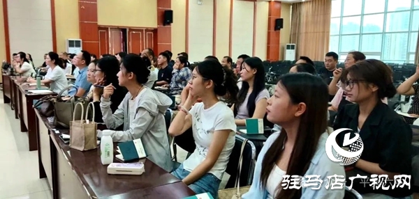 平輿六中特邀中原名班主任吳紅霞分享班主任專業(yè)成長密碼