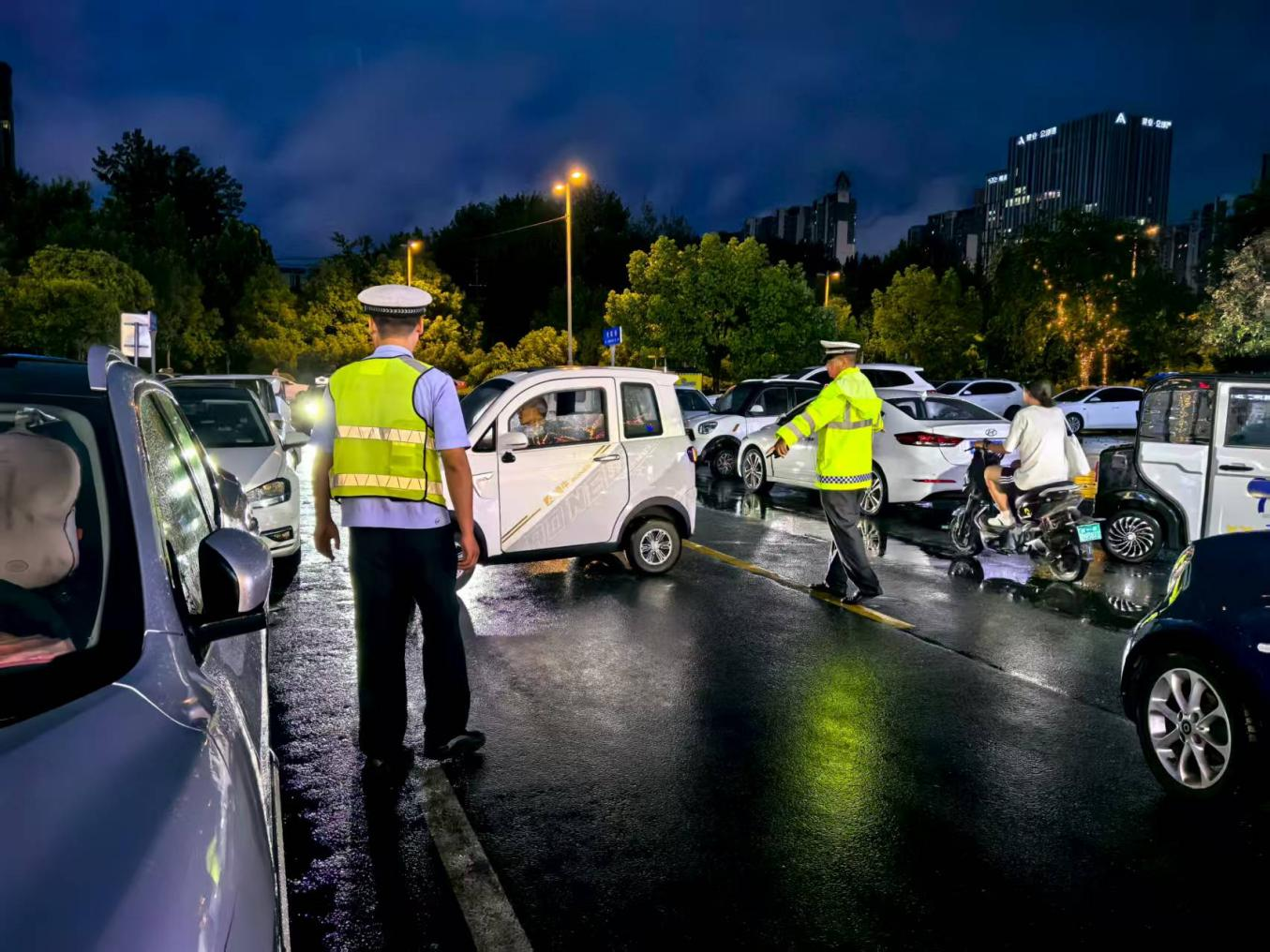 雨幕中那抹熒光綠：示范區(qū)交警堅(jiān)守崗位護(hù)平安