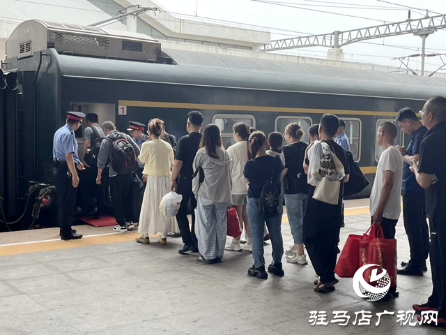 無懼“烤”驗 駐馬店車務(wù)段圓滿完成2025年暑運任務(wù)
