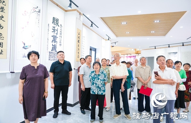  西平縣舉行紀(jì)念抗戰(zhàn)勝利80周年老年書(shū)畫(huà)剪紙展