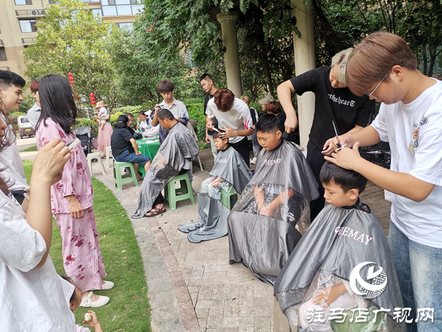 駐馬店經(jīng)濟開發(fā)區(qū)翟莊居委會攜手百合春天物業(yè)開展“暖心開學季”活動