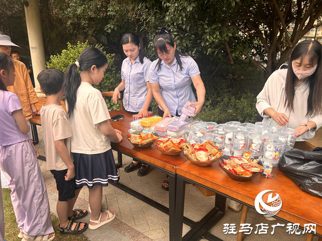 駐馬店經(jīng)濟開發(fā)區(qū)翟莊居委會攜手百合春天物業(yè)開展“暖心開學季”活動