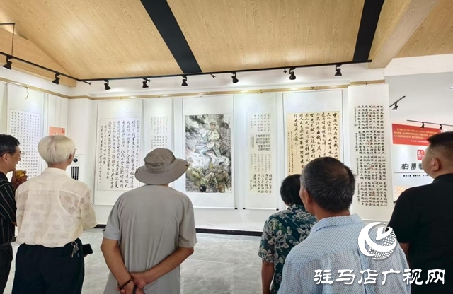  西平縣舉行紀(jì)念抗戰(zhàn)勝利80周年老年書(shū)畫(huà)剪紙展