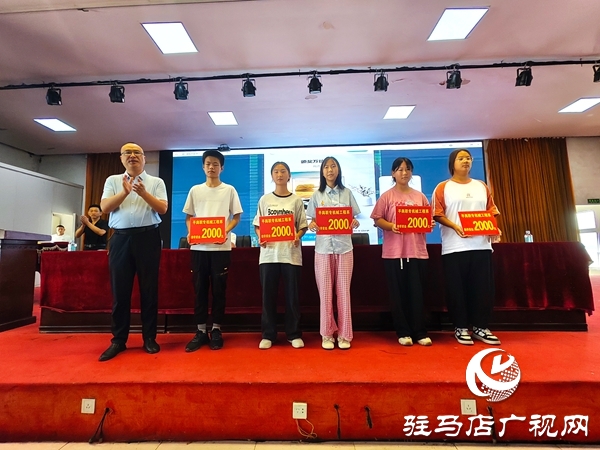 河南省平輿縣中等職業(yè)學(xué)校舉辦“榜樣領(lǐng)航?逐夢(mèng)前行”優(yōu)秀畢業(yè)生報(bào)告會(huì)
