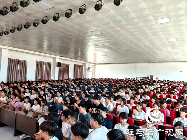 河南省平輿縣中等職業(yè)學(xué)校舉辦“榜樣領(lǐng)航?逐夢(mèng)前行”優(yōu)秀畢業(yè)生報(bào)告會(huì)