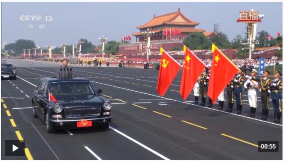 習(xí)近平以注目禮向黨旗、國旗、軍旗莊嚴(yán)致敬